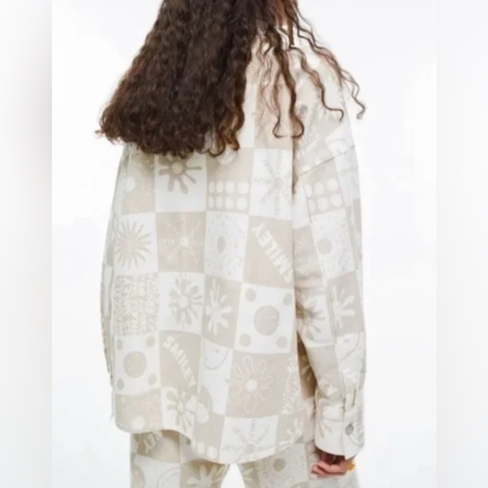 ✨ H&M x Smiley Oversized Button-Up Shacket✨ - Picture 4 of 4